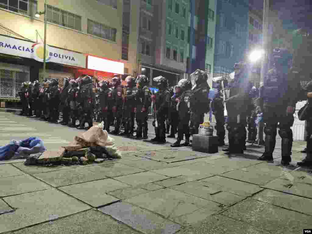 Policías resguardan Plaza Murillo durante las protestas en Bolivia.