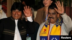 4일 코차밤바시에서 남미 4개국과 정상회담을 가진 에보 모랄레스 대통령 볼리비아 대통령(오른쪽)이 손을 흔들어 인사하고 있다.