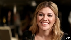 Kelly Clarkson poses for a portrait in Los Angeles, Nov. 5, 2012.