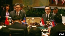 Sekjen ASEAN Surin Pitsuwan (kiri) dan Menlu Marty Natalegawa dalam pertemuan Menlu ASEAN di Nusa Dua, Bali (19/7).