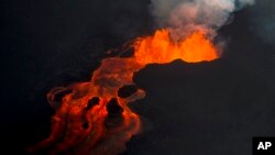 Gunung Kilauea memuntahkan lava saat meletus pada 10 Juni 2018 (foto: dok). 