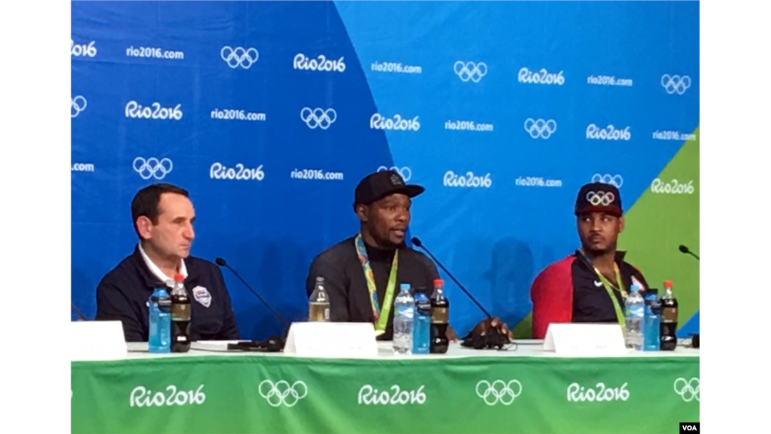 Kevin Durant (center) speaks at a post-game press conference in Rio de Janeiro, Aug. 21, 2016. (photo: P. Brewer/VOA)