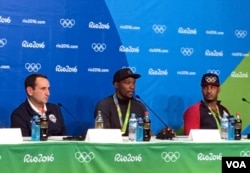 Kevin Durant (center) speaks at a post-game press conference in Rio de Janeiro, Aug. 21, 2016. (photo: P. Brewer/VOA)