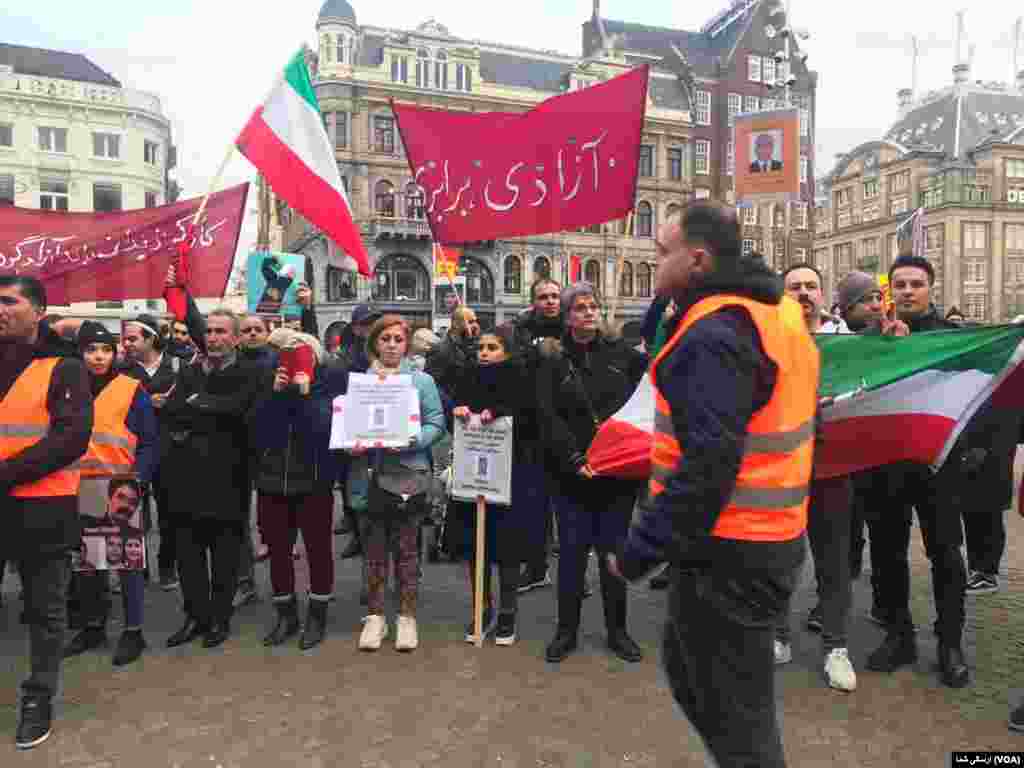 ایرانیان در شهر آمستردام با در دست داشتن پرچم هایی با شعار آزادی برابری، حمایت خود از معترضان در داخل ایران علیه جمهوری اسلامی را اعلام کردند.