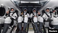 Astronauti NASA Šenon Volker (L), Viktor Glover, Majk Hopkins i astronaut Japanske agencije za istraživanje svemira (JAXA) Soiči Noguči u kapsuli Spejseksa po sletanju blizu obale Panama Sitija na Floridi, 2. maj 2021. (Foto: NASA, Bill Ingalls via Rojters)