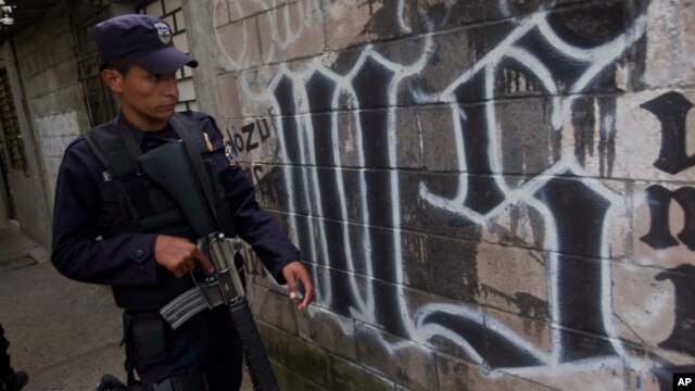 Fuerzas del gobierno salvadoreño patrullan las calles en un barrio de San Salvador