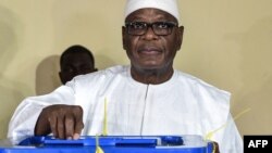 Le président sortant malien, Ibrahim Boubacar Keita, vote dans un bureau de vote à Bamako, le 12 août 2018.