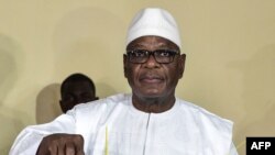 Le président sortant malien, Ibrahim Boubacar Keita, vote dans un bureau de vote à Bamako, le 12 août 2018.