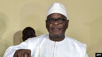 Le président sortant malien, Ibrahim Boubacar Keita, vote dans un bureau de vote à Bamako, le 12 août 2018.