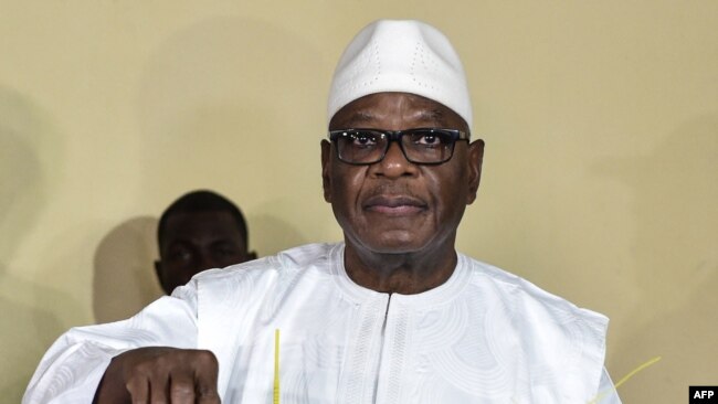 Le président sortant malien, Ibrahim Boubacar Keita, vote dans un bureau de vote à Bamako, le 12 août 2018.