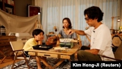Lee Seung-yoon memasak selama staycation di rumah keluarganya di tengah pandemi Covid-19, di Seoul, Korea Selatan, 22 Agustus 2020. (Foto: REUTERS/Kim Hong-Ji)