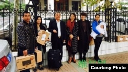 谢燕益的妻子原珊珊（右一）与律师等在法庭外（网络图片）