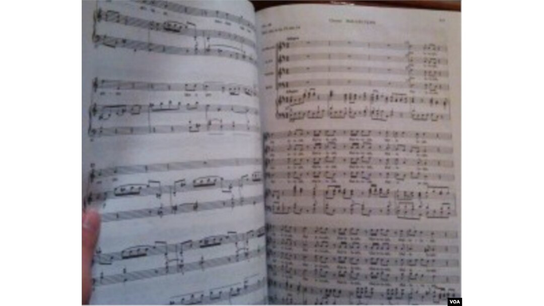 “Sing -Along” mengharuskan hadirin mengikuti not balok dengan cermat lewat kumpulan buku musik “Handel Messiah”.