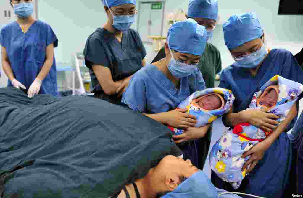 چین نے اپنی ایک بچہ فی خاندان پالیسی میں نرمی کا عندیہ دے رکھا ہے۔ 2020ء تک کے لیے اصلاحات سے متعلق منصوبے میں اقتصادی حکمتِ عملی کے علاوہ سماجی پالیسیوں میں تبدیلیاں بھی شامل ہیں۔