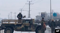 La police afghane sur le site d'une explosion près de l'académie militaire de Kaboul, en Afghanistan, le mardi 11 février 2020. (Rahmat Gul / AP)