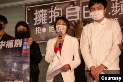 台湾民进党借立法委员范云出席“拥抱自由、苹果加油”记者会。(照片提供：经济民主连合)