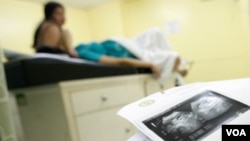Gambar ultrasound saat pemeriksaan kehamilan di sebuah rumah sakit bersalin (Foto: dok). Angka kematian ibu saat melahirkan masih tinggi di Indonesia.