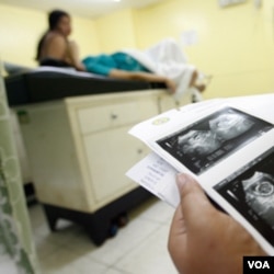 Gambar ultrasound saat pemeriksaan kehamilan di sebuah rumah sakit bersalin (Foto: dok). Pemerintah Indonesia akan meluncurkan program emas untuk menurunkan angka kematian ibu melahirkan.