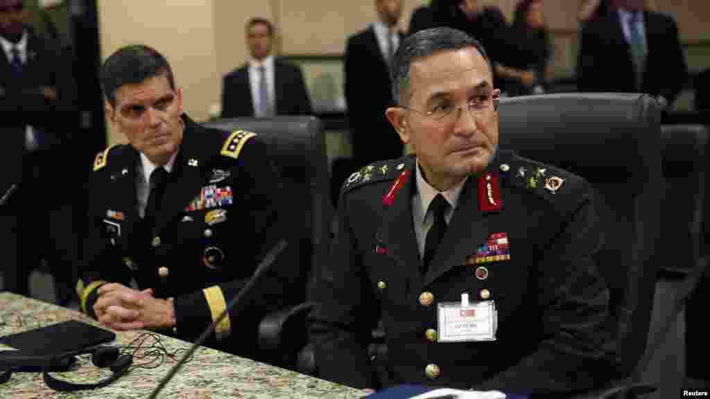 نماينده ترکيه، ژنرال اردال اوزتورک (راست)، و رئیس عملیات ویژه ایالات متحده، ژنرال فرمانده&nbsp;جوزف ووتل (چپ)&nbsp;به سخنان رئیس جمهوری &nbsp;ایالات متحده، باراک اوباما (که در تصویر نیست) گوش می دهند. 