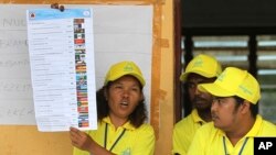 An electoral worker shows a ballot paper as votes are counted during the parliamentary election in Dili, East Timor, July 22, 2017. 