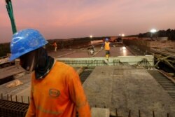 Para pekerja di lokasi pembangungan jalan tol Balikpapan-Samarinda di Kutai Kertanegara, Kalimantan Timur, 29 Agustus 2019. (Foto: Reuters)