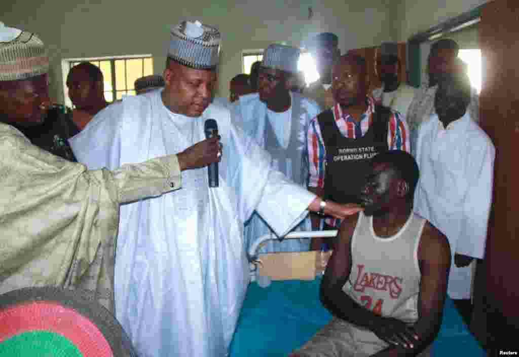 Le gouverneur de l&#39;Etat de Borno, Kashim Shettima (au c.) rend visite &agrave; des victimes dans un h&ocirc;pital de Baga (photo remise &agrave; la presse le 21 avril 2013)