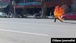 當地傳來的照片顯示藏族男子多杰仁青在甘南夏河縣武裝部附近自焚 (民眾向美國之音藏語組提供)