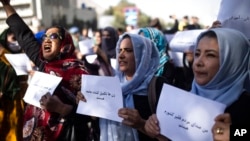 Afghan women chant during a protest in Kabul, Afghanistan, Oct. 21, 2021. ယခင္မွတ္တမ္းဓါတ္ပုံ