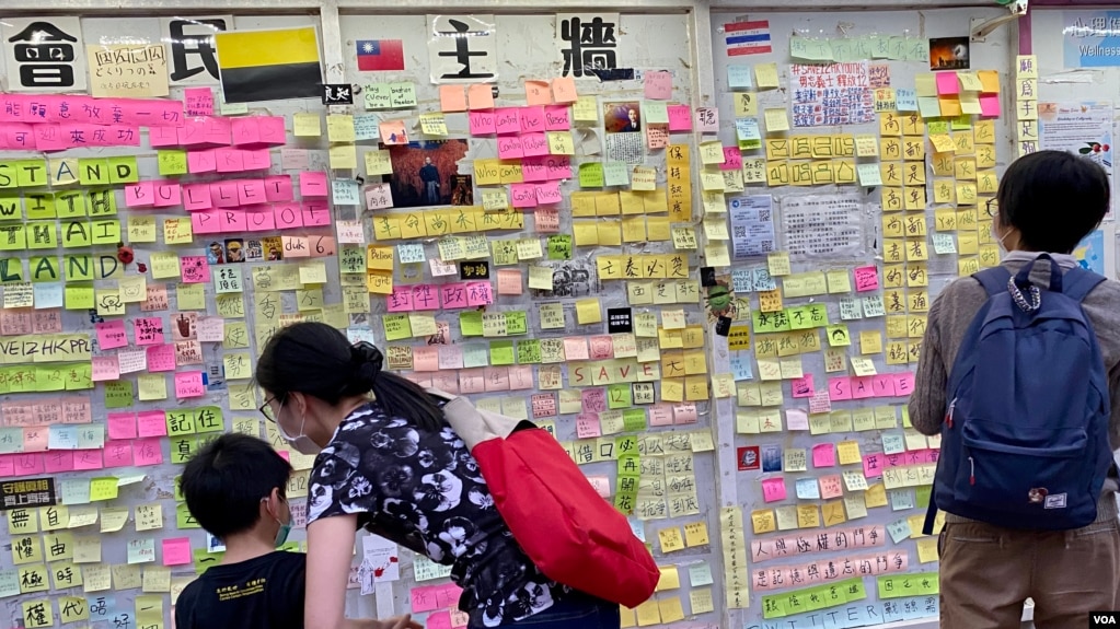 有50年历史的香港中文大学学生会10月7日发声明宣布解散，成为《港区国安法》实施超过一年以来，首个宣布解散的大学学生会。图为2020年11月，中大学生会贴满留言贴的民主墙 (美国之音/汤惠芸)