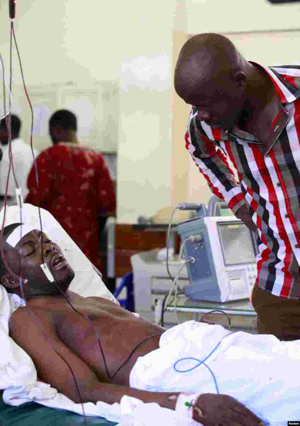 Mtu aliyejeruhiwa katika kanisa moja mtaa wa Likoni Mombasa akiugua kutokana na majeraha yake katika hospitali ya Coast General Mombasa March 23, 2014. 