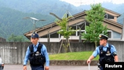 Polisi terlihat di depan fasilitas penyandang cacat dimana 19 orang tewas dan puluhan luka-luka di Sagimahara, Jepang Selasa (26/7).