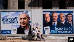 Face à face incertain jusqu'au bout entre les listes des deux Benjamin: le Likoud (droite) de "Bibi" Netanyahu et l'alliance Bleu-blanc (centre droit) de "Benny" Gantz.