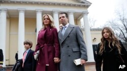 小唐纳德·川普与妻子瓦内萨·川普带着他们的两个孩子参加了在白宫对面的教堂举行的活动后一起走在街上。（2017年1月20日）