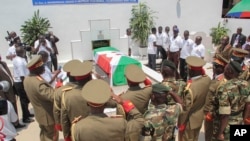 Des officiers de l'armée rendent hommage au Lieutenant-général Adolphe Nshimirimana assassiné à Bujumbura, Burundi, lors des funérailles de ce dernier, 22 août 2015.
