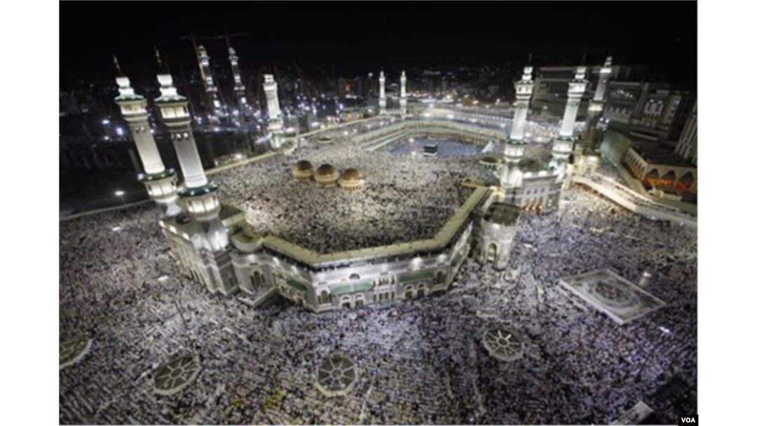 Salah satu kegiatan naik haji adalah melakukan Tawaf, dengan mengelilingi Ka'bah (bangunan suci di Mekkah) sebanyak tujuh kali. (Foto: Dok)