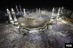 Salah satu kegiatan naik haji adalah melakukan Tawaf, dengan mengelilingi Ka'bah (bangunan suci di Mekkah) sebanyak tujuh kali. (Foto: Dok)