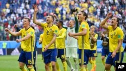 Los jugadores de la selección sueca celebran tras ganar el pase a cuartos de final en el Mundial de Rusia 2018 en el estadio de San Petersburgo, Rusia, el martes, 3 de julio de 2018.