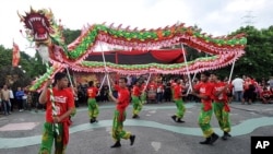 Warga etnis Tionghoa melakukan tarian Naga di Ancol, Jakarta untuk memperingati Tahun Baru Imlek (23/1).