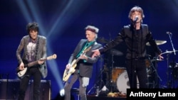 Ronnie Wood (trái), Keith Richard (giữa), và Mick Jagger của ban nhạc Rolling Stones trong một buổi biểu diễn ở Boston năm 2013. 