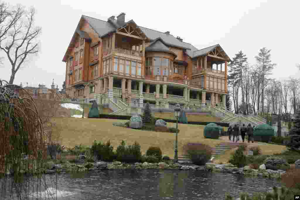 People walk around Viktor Yanukovych&#39;s countryside residence in Mezhyhirya, outside Kyiv, Feb, 22, 2014.