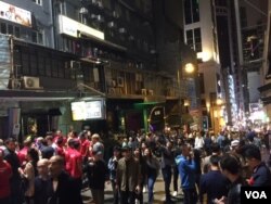 香港岛老街兰桂坊午夜时分的外国游客人潮 (美国之音记者申华 拍摄)