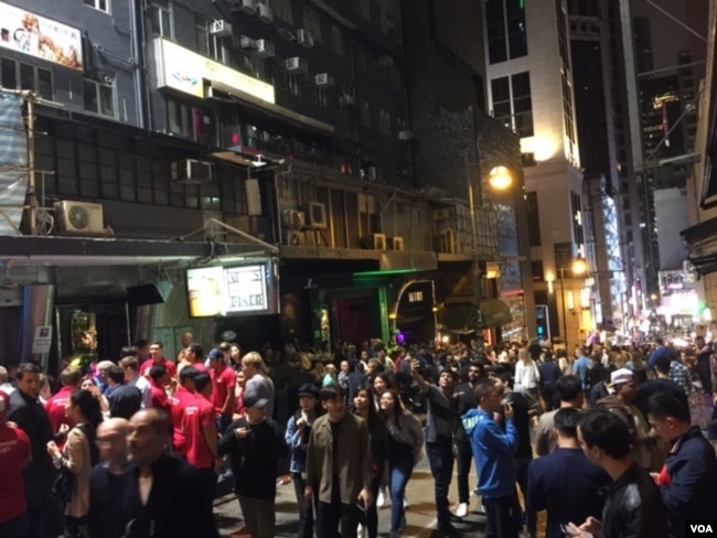 香港岛老街兰桂坊午夜时分的外国游客人潮 (美国之音记者申华 拍摄)