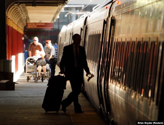 Penumpang menaiki kereta Amtrak Acela Express di South Station di Boston, Massachusetts. (Foto: REUTERS/Brian Snyder)