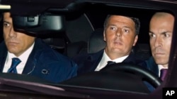 Italian Premier Matteo Renzi, center, arrives at the Quirinal presidential palace in Rome, Dec. 7, 2016. 