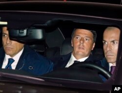 Italian Premier Matteo Renzi, center, arrives at the Quirinal presidential palace in Rome, Dec. 7, 2016.