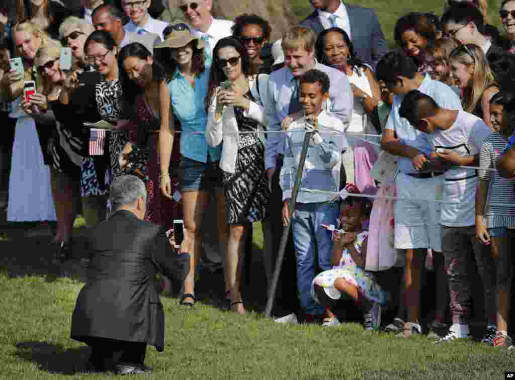 PM Singapura Lee Hsien Loong mengambil foto dengan ponselnya pada saat upacara penyambutan kedatangannya di Gedung Putih, Washington DC.