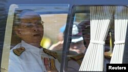 Quốc vương Thái Lan Bhumibol Adulyadej đến cung điện Klai Kangwon dự lễ kỷ niệm ngày đăng quang, 5/5/2014.
