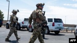 Bason ya bokengi bapanzani bisika masasi mabetami na zango ya wal-Mart na El Paso, Texas, 3 août 2019.