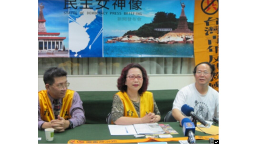 中国异议艺术家陈维明(右)