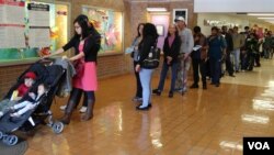 People wait in line to vote in Virginia, outside Washington D.C., Nov. 8, 2016. (Photo: D. Block / VOA)